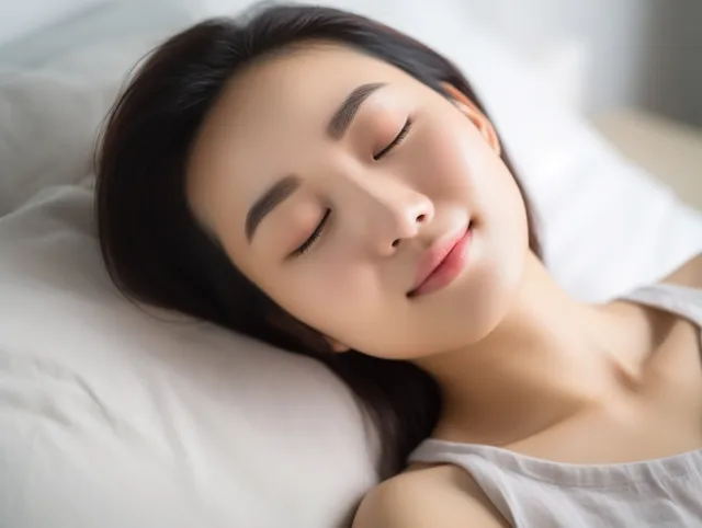 睡眠中の女性の寝顔